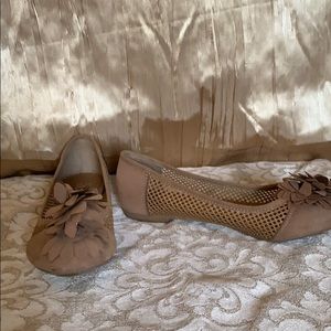Light brown flower flats